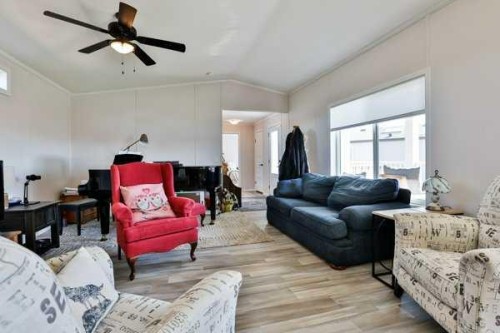2037 Sunflower Crescent, Coaldale, AB - Indoor Photo Showing Living Room