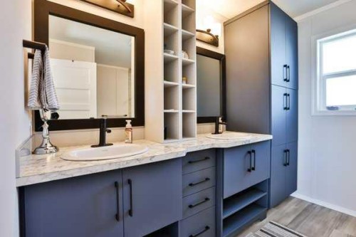 2037 Sunflower Crescent, Coaldale, AB - Indoor Photo Showing Bathroom