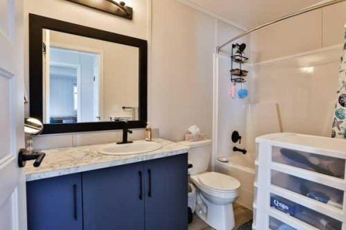 2037 Sunflower Crescent, Coaldale, AB - Indoor Photo Showing Bathroom