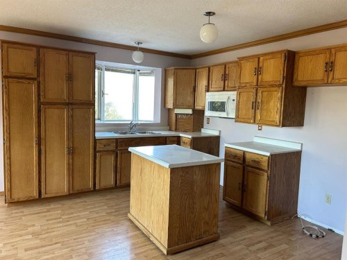 210 5 Street, Warner, AB - Indoor Photo Showing Kitchen With Double Sink