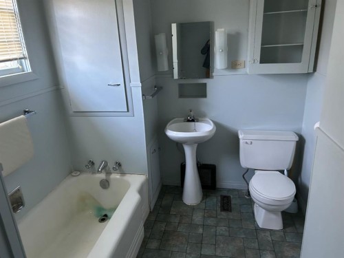 210 5 Street, Warner, AB - Indoor Photo Showing Bathroom