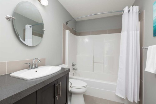 503 Keystone Chase West, Lethbridge, AB - Indoor Photo Showing Bathroom