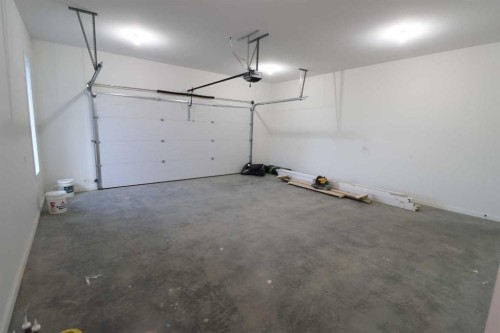 531 4 St, Vauxhall, AB - Indoor Photo Showing Garage