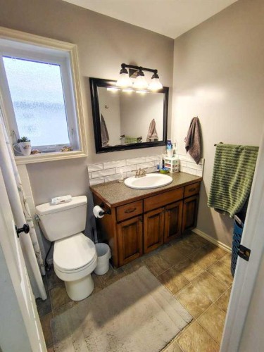 414 10A Street, Nobleford, AB - Indoor Photo Showing Bathroom