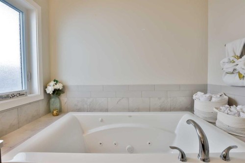 21 Riverford Close West, Lethbridge, AB - Indoor Photo Showing Bathroom