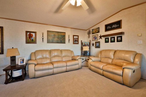225075 Twp Rd 55, Magrath, AB - Indoor Photo Showing Living Room