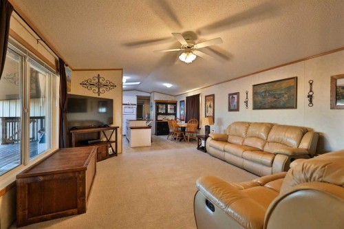 225075 Twp Rd 55, Magrath, AB - Indoor Photo Showing Living Room