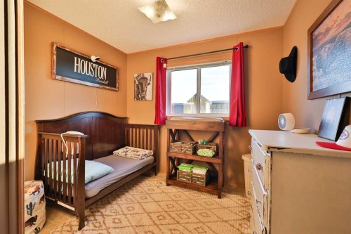 225075 Twp Rd 55, Magrath, AB - Indoor Photo Showing Bedroom