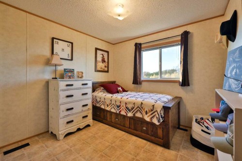 225075 Twp Rd 55, Magrath, AB - Indoor Photo Showing Bedroom