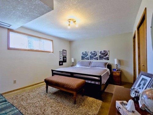 42082 Range Road 274, Hill Spring, AB - Indoor Photo Showing Bedroom