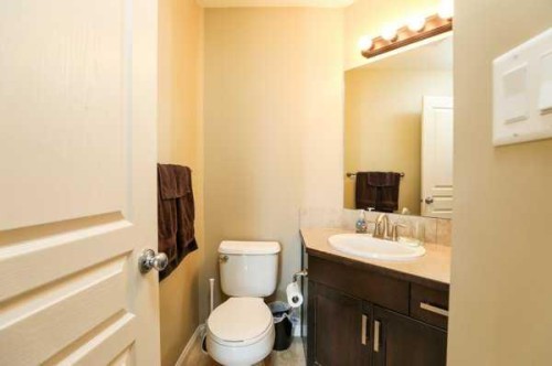 196 Coalbanks Boulevard West, Lethbridge, AB - Indoor Photo Showing Bathroom