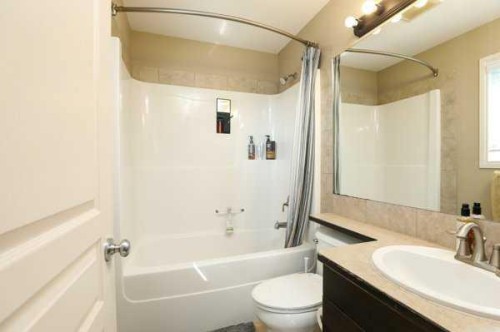 196 Coalbanks Boulevard West, Lethbridge, AB - Indoor Photo Showing Bathroom