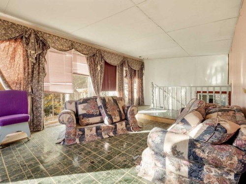 404 5 Avenue, Warner, AB - Indoor Photo Showing Living Room