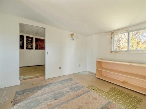 404 5 Avenue, Warner, AB - Indoor Photo Showing Other Room