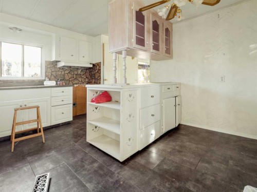 404 5 Avenue, Warner, AB - Indoor Photo Showing Kitchen