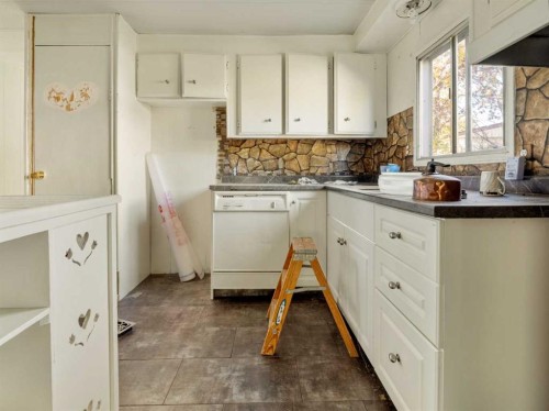 404 5 Avenue, Warner, AB - Indoor Photo Showing Kitchen