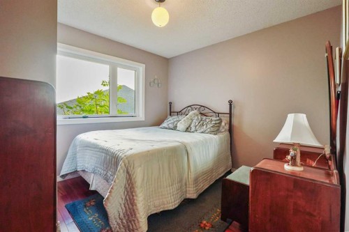 121S 100W, Raymond, AB - Indoor Photo Showing Bedroom