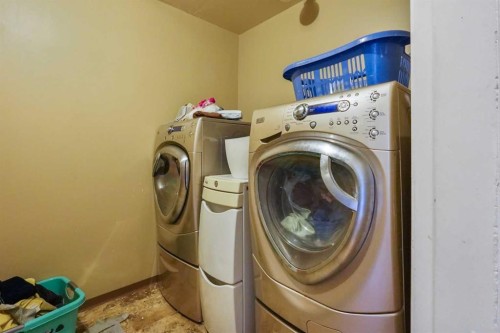 121S 100W, Raymond, AB - Indoor Photo Showing Laundry Room