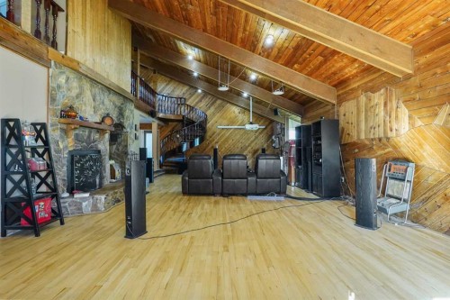 121S 100W, Raymond, AB - Indoor Photo Showing Other Room