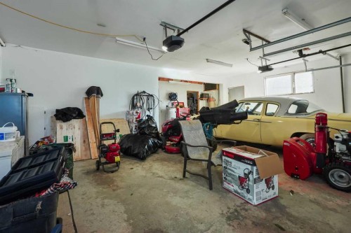 121S 100W, Raymond, AB - Indoor Photo Showing Garage