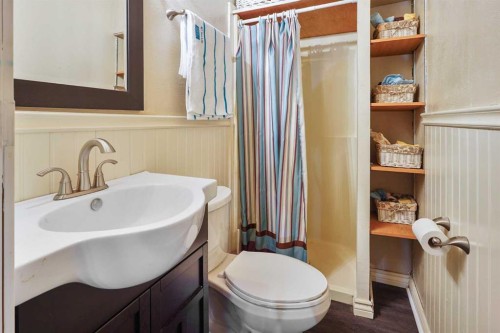 121S 100W, Raymond, AB - Indoor Photo Showing Bathroom