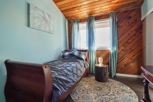 121S 100W, Raymond, AB - Indoor Photo Showing Bedroom