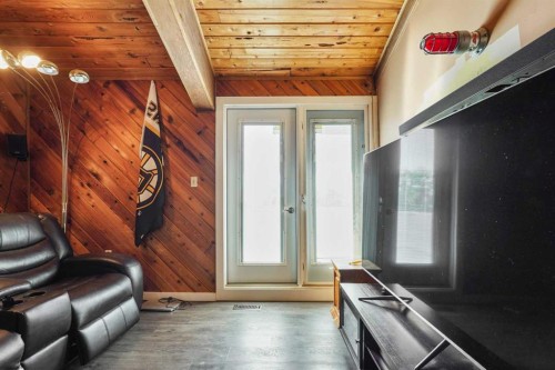 121S 100W, Raymond, AB - Indoor Photo Showing Other Room