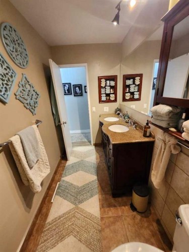 8555 Addison Place Se, Calgary, AB - Indoor Photo Showing Bathroom