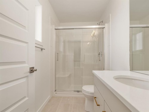 734 Violet Place West, Lethbridge, AB - Indoor Photo Showing Bathroom