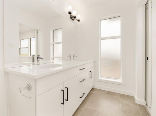 750 Violet Place West, Lethbridge, AB - Indoor Photo Showing Bathroom