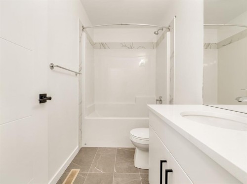 750 Violet Place West, Lethbridge, AB - Indoor Photo Showing Bathroom