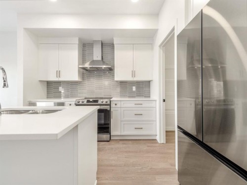 742 Violet Place West, Lethbridge, AB - Indoor Photo Showing Kitchen With Double Sink With Upgraded Kitchen