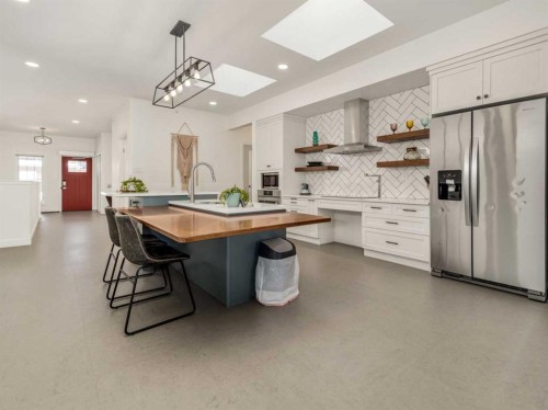 108 Gateway Mews South, Lethbridge, AB - Indoor Photo Showing Kitchen With Upgraded Kitchen