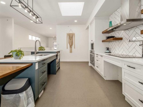 108 Gateway Mews South, Lethbridge, AB - Indoor Photo Showing Kitchen With Upgraded Kitchen