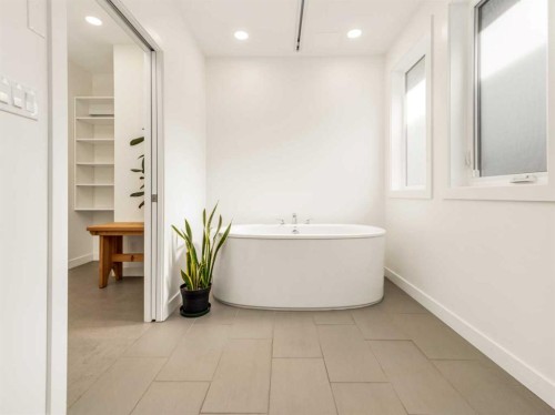 108 Gateway Mews South, Lethbridge, AB - Indoor Photo Showing Bathroom