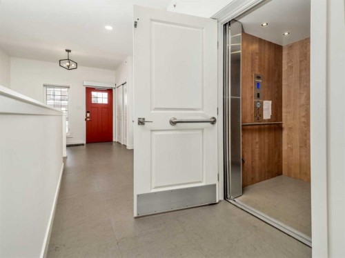 108 Gateway Mews South, Lethbridge, AB - Indoor Photo Showing Other Room