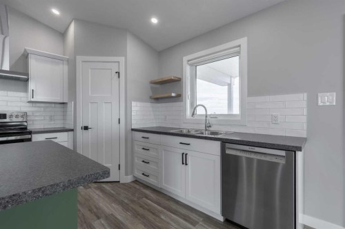 332 9 Street North, Picture Butte, AB - Indoor Photo Showing Kitchen With Double Sink With Upgraded Kitchen
