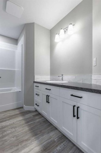 332 9 Street North, Picture Butte, AB - Indoor Photo Showing Bathroom