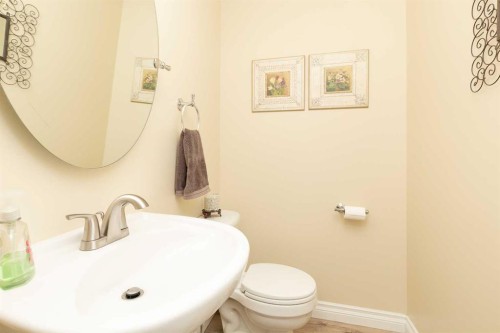 80 Canyon Boulevard West, Lethbridge, AB - Indoor Photo Showing Bathroom