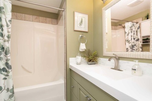 80 Canyon Boulevard West, Lethbridge, AB - Indoor Photo Showing Bathroom