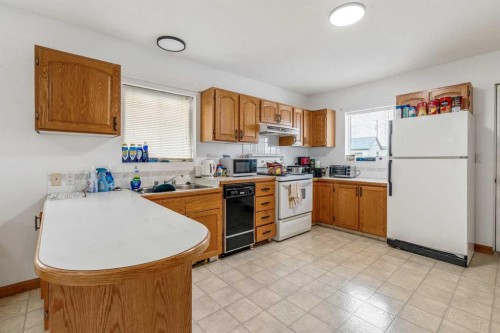 #154-150 22 Street, Fort Macleod, AB - Indoor Photo Showing Kitchen With Double Sink