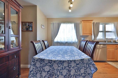 50 N 100 W, Raymond, AB - Indoor Photo Showing Dining Room