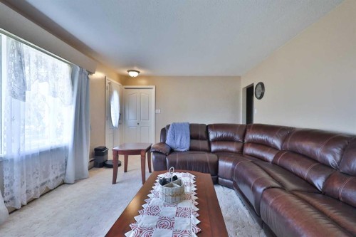 50 N 100 W, Raymond, AB - Indoor Photo Showing Living Room
