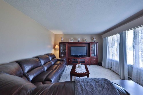 50 N 100 W, Raymond, AB - Indoor Photo Showing Living Room