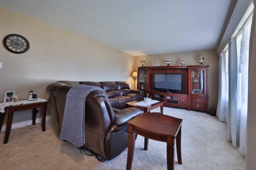 50 N 100 W, Raymond, AB - Indoor Photo Showing Living Room