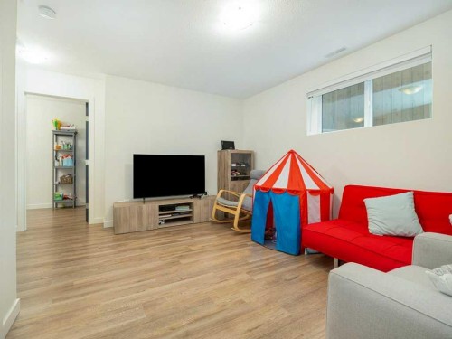 660 Aquitania Boulevard West, Lethbridge, AB - Indoor