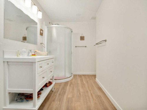 660 Aquitania Boulevard West, Lethbridge, AB - Indoor Photo Showing Bathroom