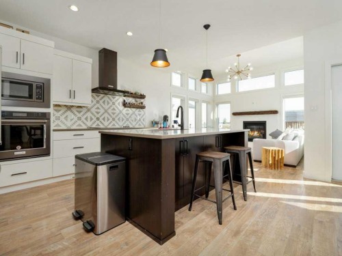 660 Aquitania Boulevard West, Lethbridge, AB - Indoor Photo Showing Kitchen With Upgraded Kitchen