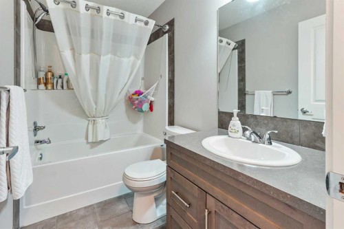 377 Moonlight Way West, Lethbridge, AB - Indoor Photo Showing Bathroom