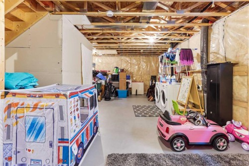 377 Moonlight Way West, Lethbridge, AB - Indoor Photo Showing Garage